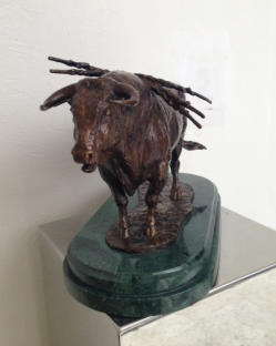 Toro banderillado, bronce, 26 x 23 x 10 cm
